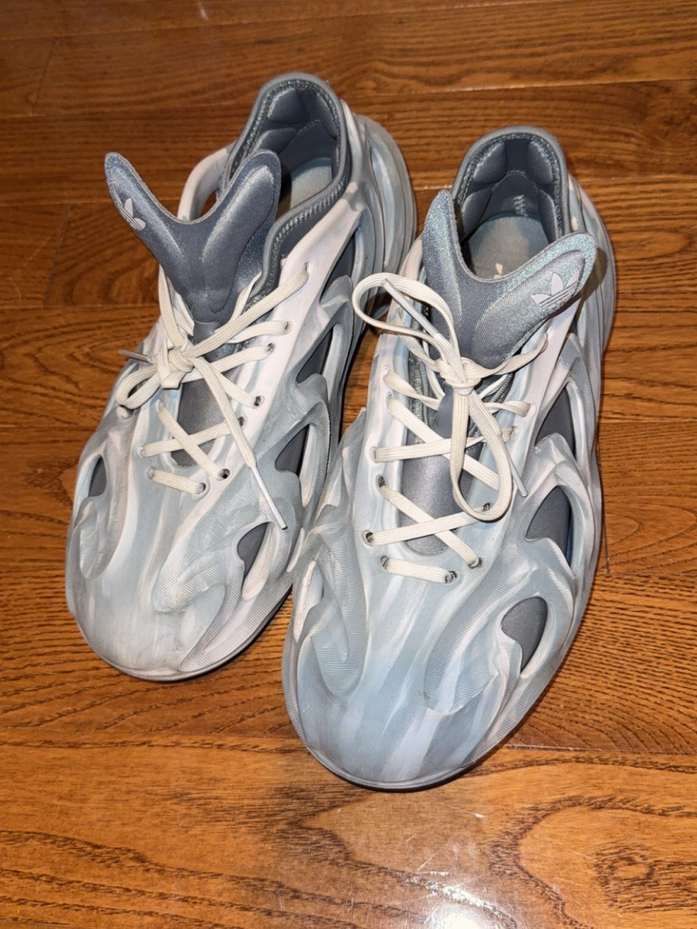 adidas Men’s Light Gray Sculpted Wave Sneakers